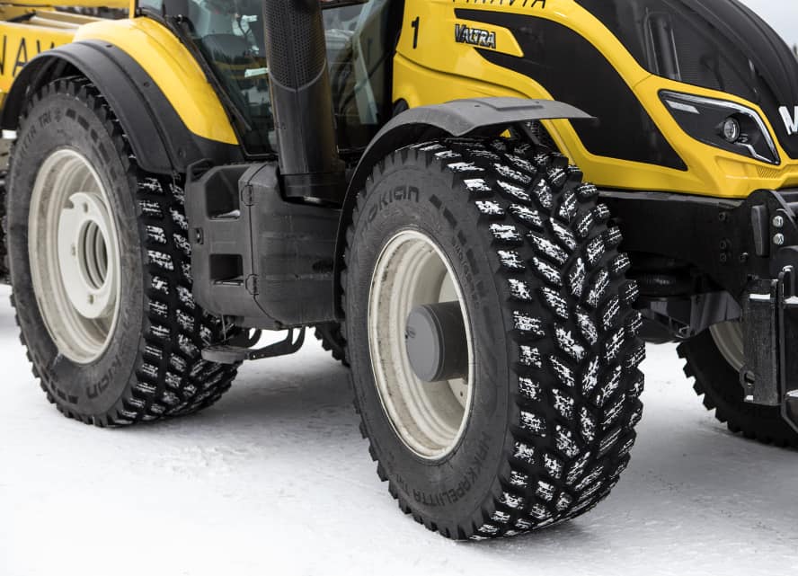 Valtra-traktori auraa lunta Nokian Renkaiden Nokian Hakkapeliitta TRI -talvirenkailla